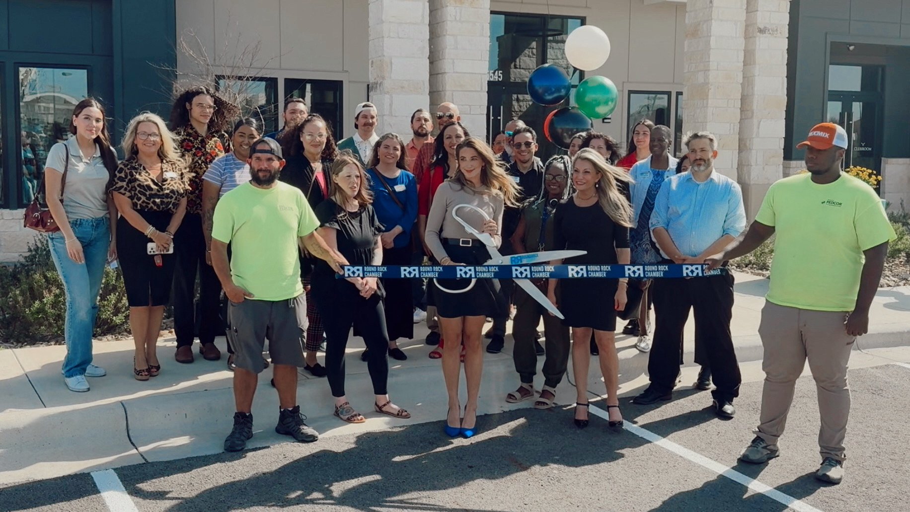 Siena South team and Round Rock Chamber of Commerce representatives cutting the grand opening ribbon
